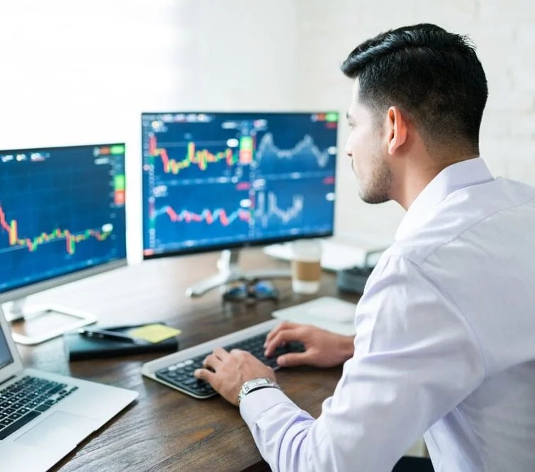 Un homme à l'ordinateur étudie des graphiques
